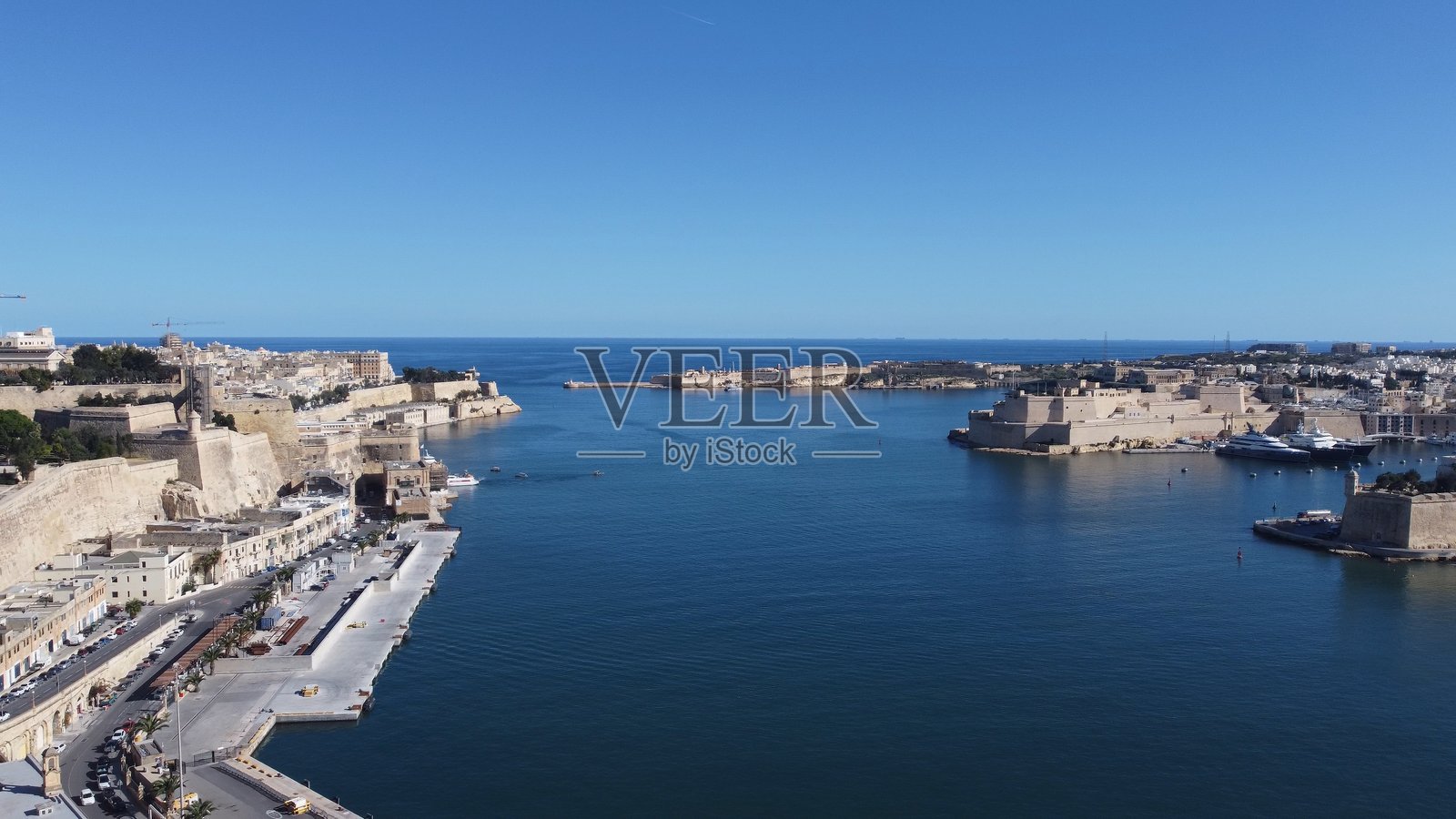 马耳他瓦莱塔海滨的鸟瞰图。左侧是瓦莱塔,右侧是三座城市。照片摄影图片