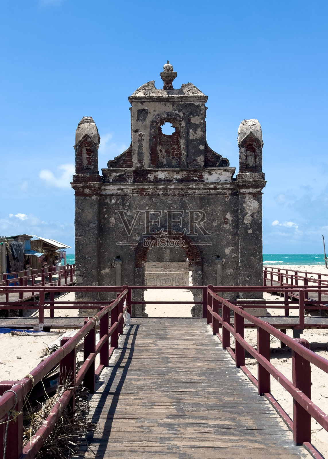 位于泰米尔纳德邦的鬼镇丹努什科迪的丹努什科迪教堂,作为过去的一个令人心碎的美丽遗迹,静静矗立。前景的选择性聚焦。照片摄影图片