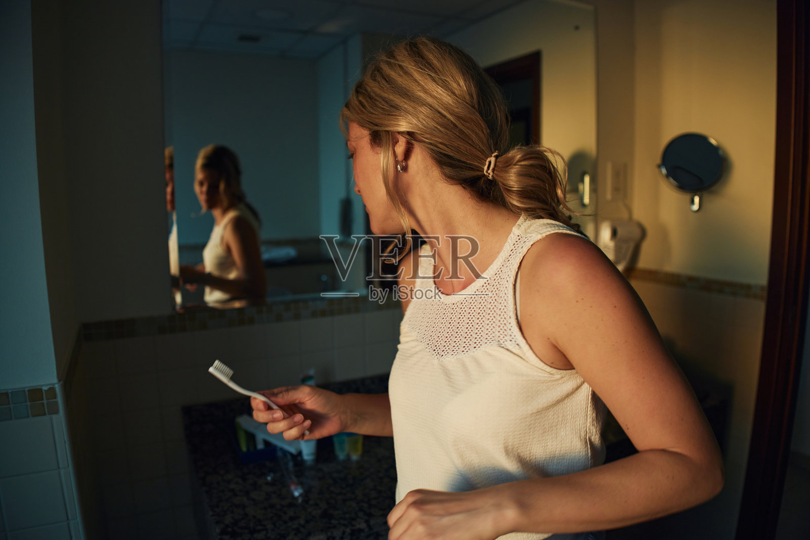 美丽的女人在刷牙照片摄影图片