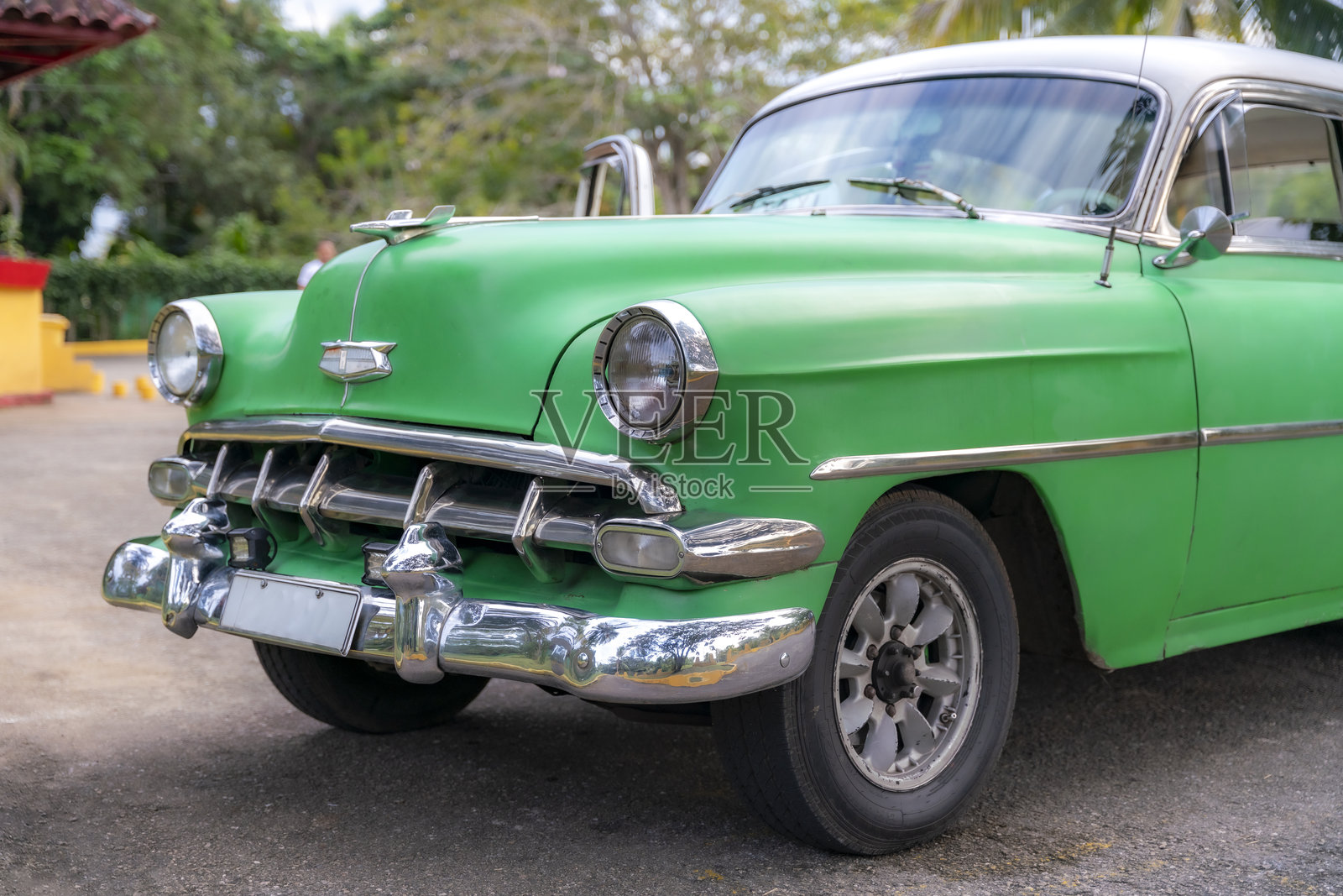 经典绿色复古汽车的正面视图照片摄影图片