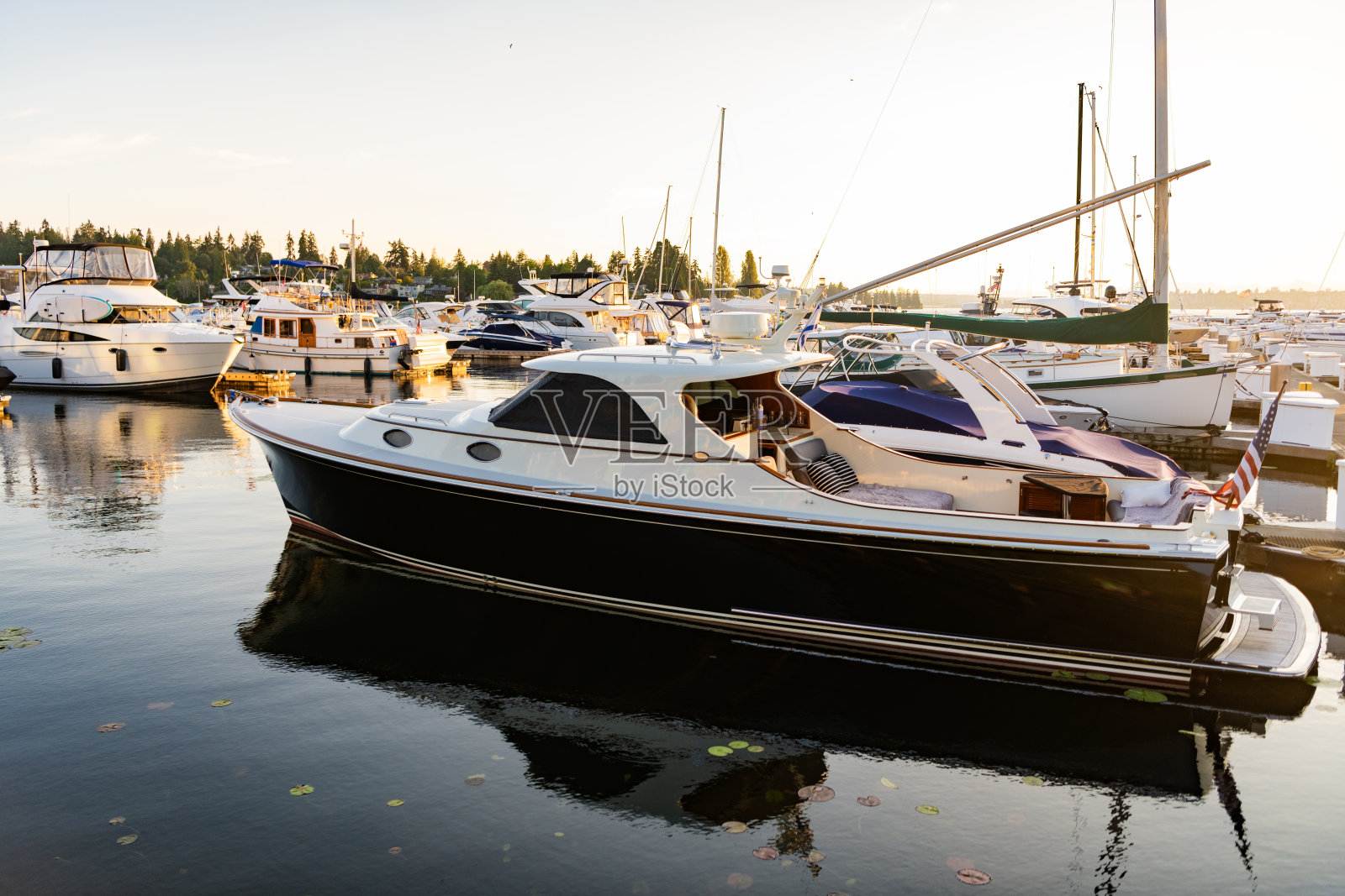 夏季船只度假。游艇航行。夏季游艇假期。码头湾。一艘豪华游艇在海港湾。游艇在船只港口。私人豪华游艇,最佳夏季度假选择。港口码头。照片摄影图片