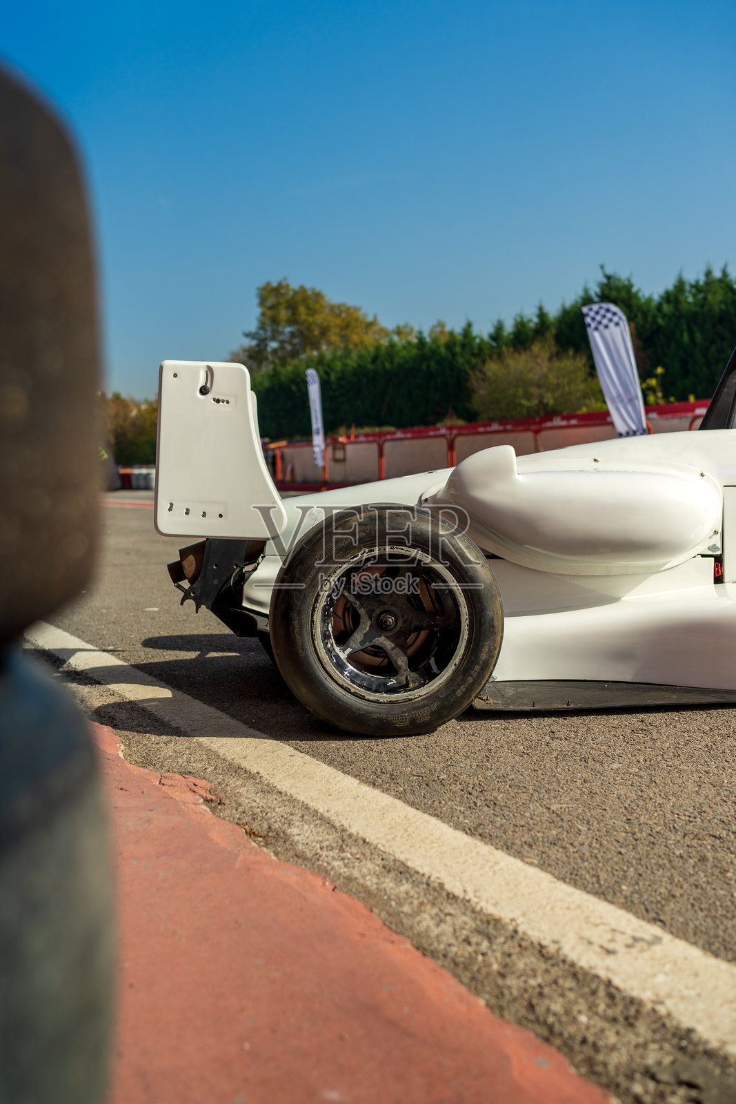 停在维修区的赛车,部分视角照片摄影图片