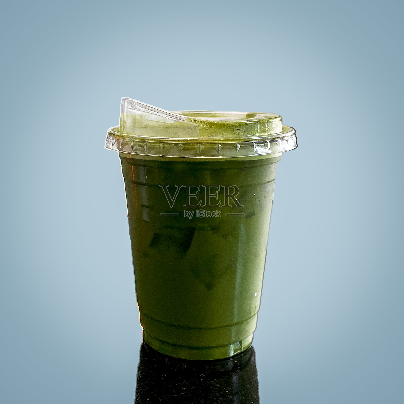 抹茶茶,冰抹茶绿茶拿铁,玻璃杯或外带杯,背景为白色照片摄影图片