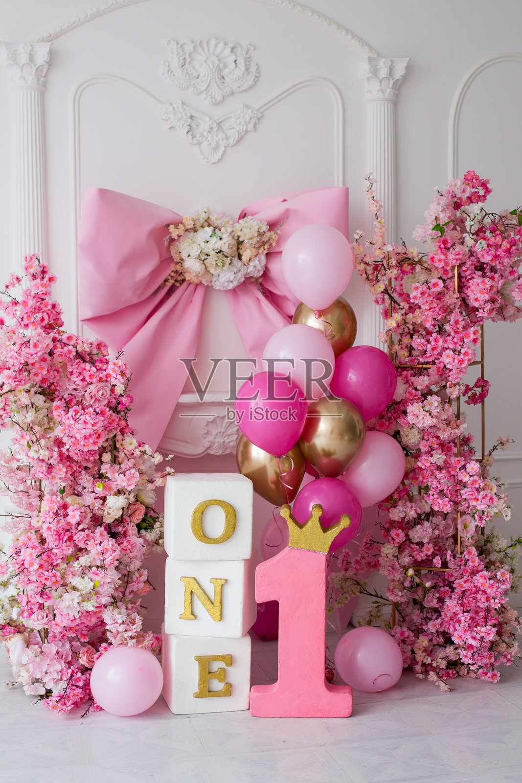 粉色装饰与花朵,庆祝一岁生日照片摄影图片