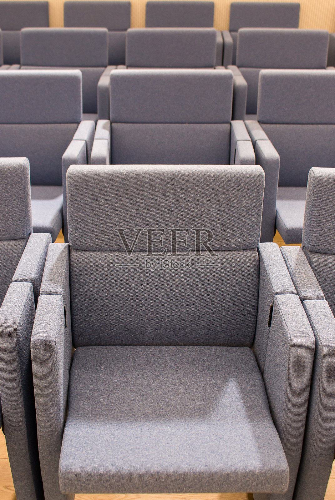 大厅用椅子,能够快速组织观众区域并进行移除,调整座位数量及其在大厅中的位置。照片摄影图片