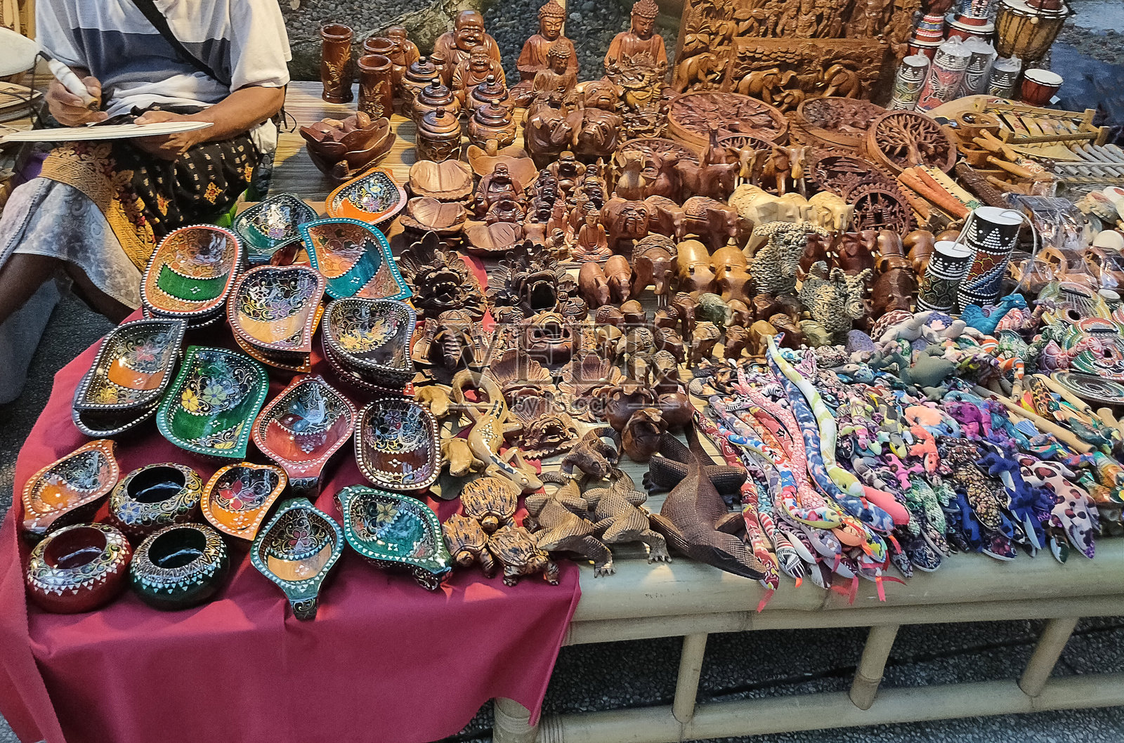 一堆手工制作的巴厘岛传统风格木雕纪念品小雕像照片摄影图片