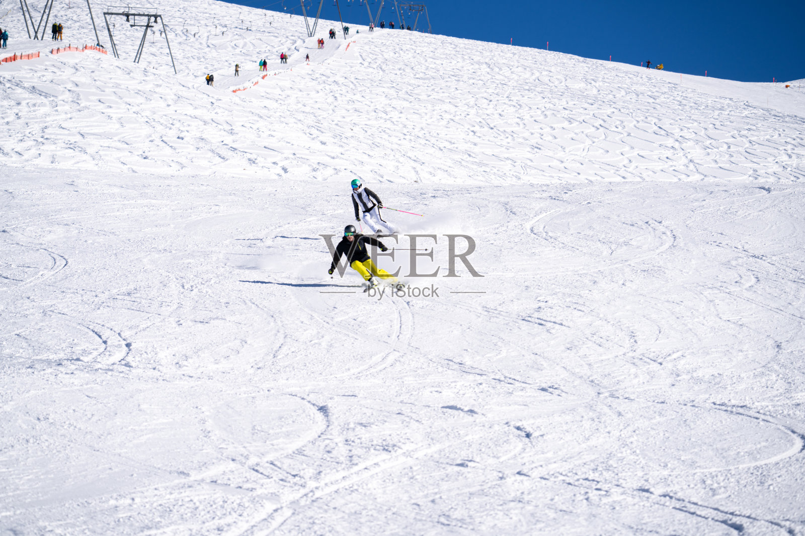 滑雪者在瑞士阿尔卑斯山下滑。照片摄影图片