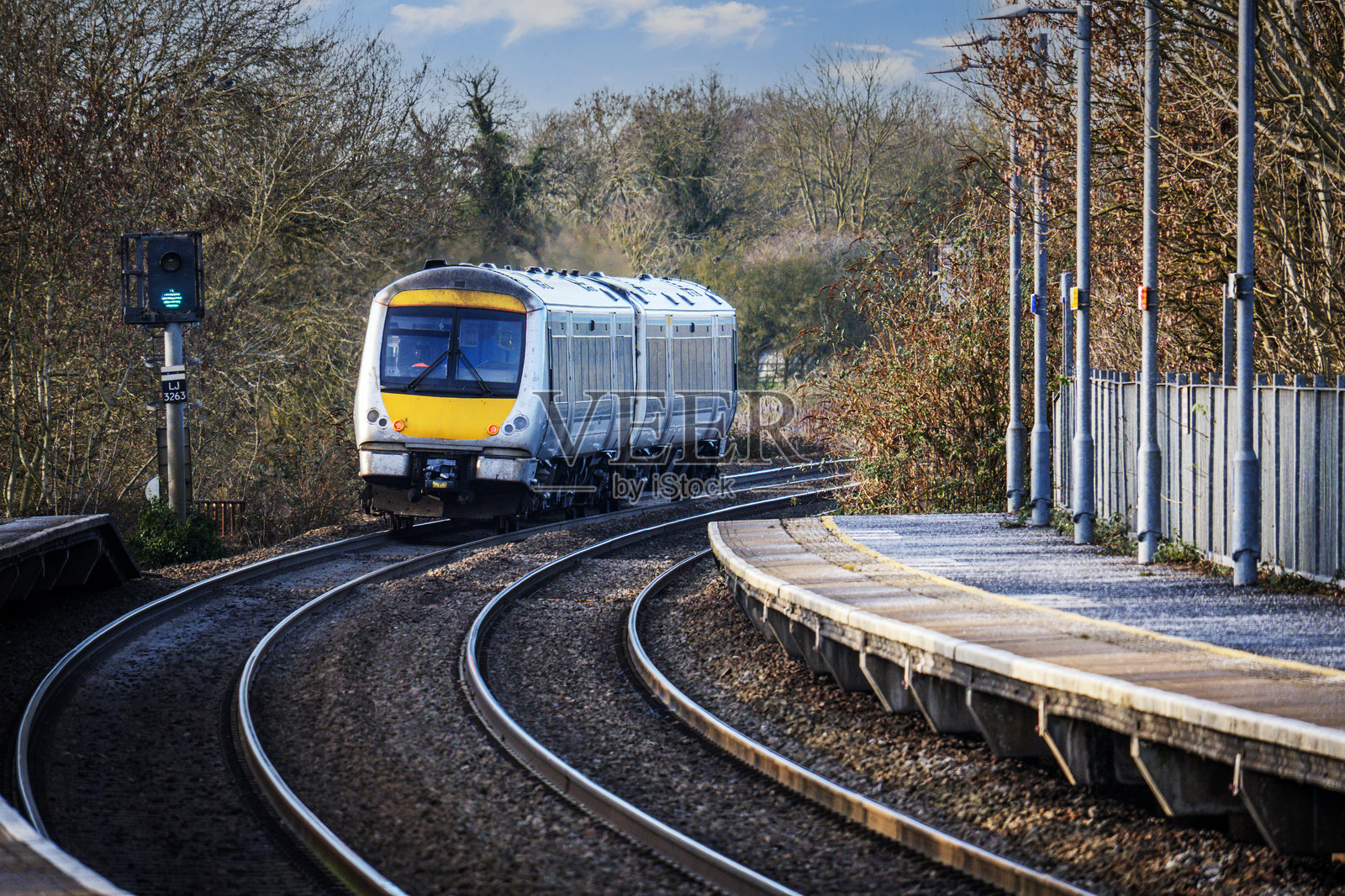 英格兰乡村的柴油动力铁路车站照片摄影图片