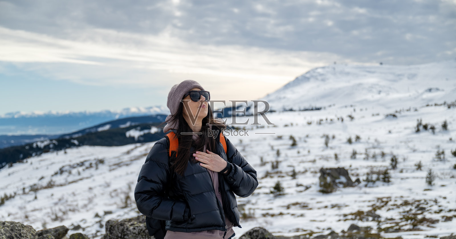 女人在雪山中呼吸新鲜空气照片摄影图片