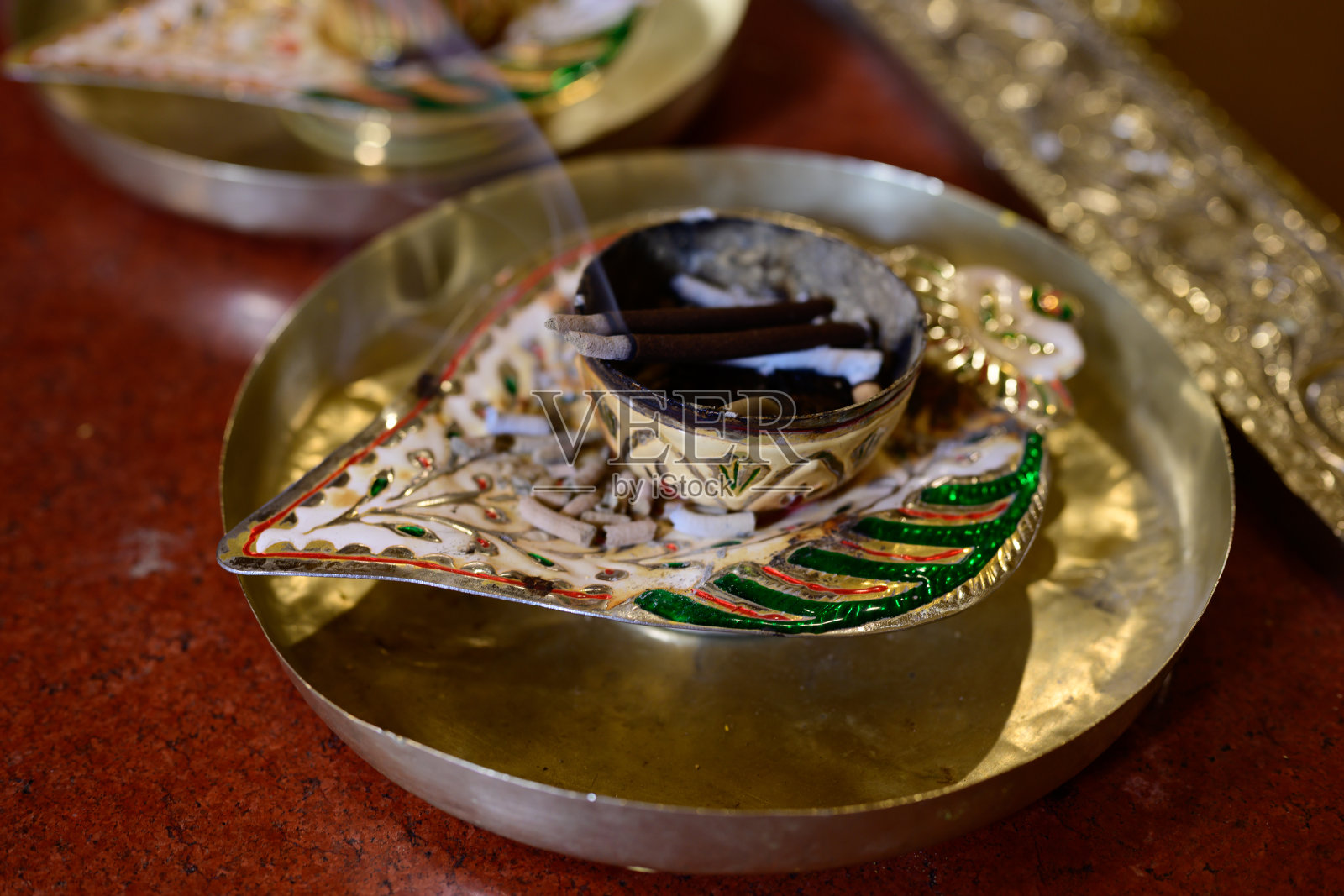 在杰伊萨尔梅尔的洛德鲁瓦贾因寺内燃烧的香火照片摄影图片