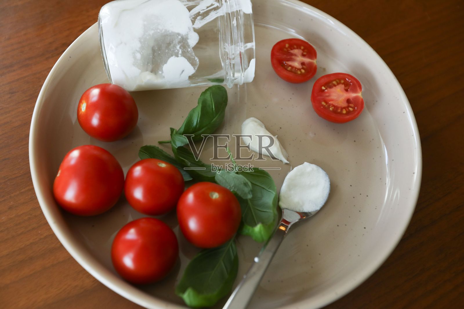 马苏里拉奶酪配番茄和罗勒照片摄影图片