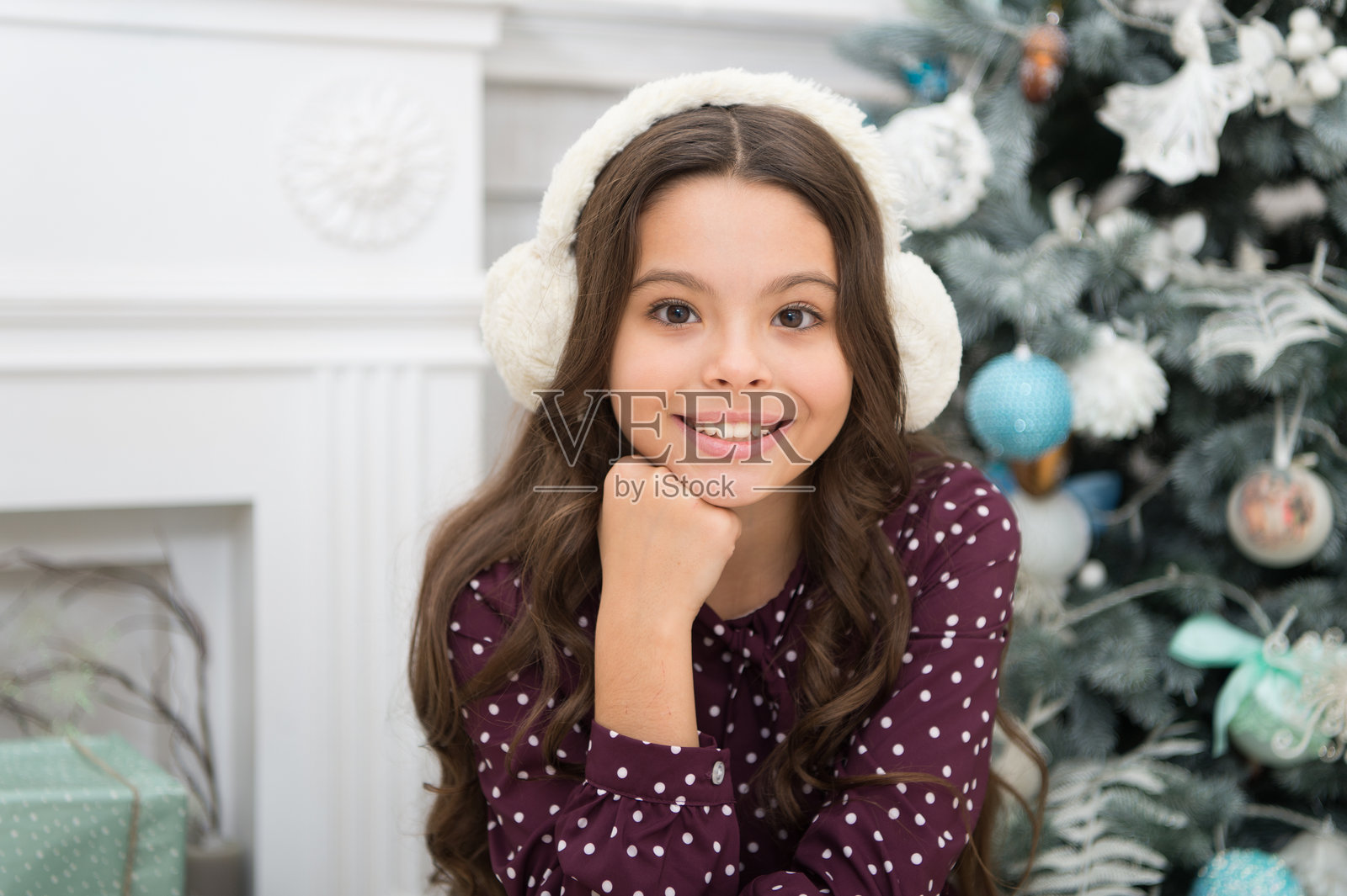 圣诞节。孩子们享受假期。圣诞节前的早晨。新年假期。新年快乐。小女孩喜欢圣诞礼物。快乐的小圣诞女孩。温暖的耳机。圣诞快乐,节日快乐。照片摄影图片