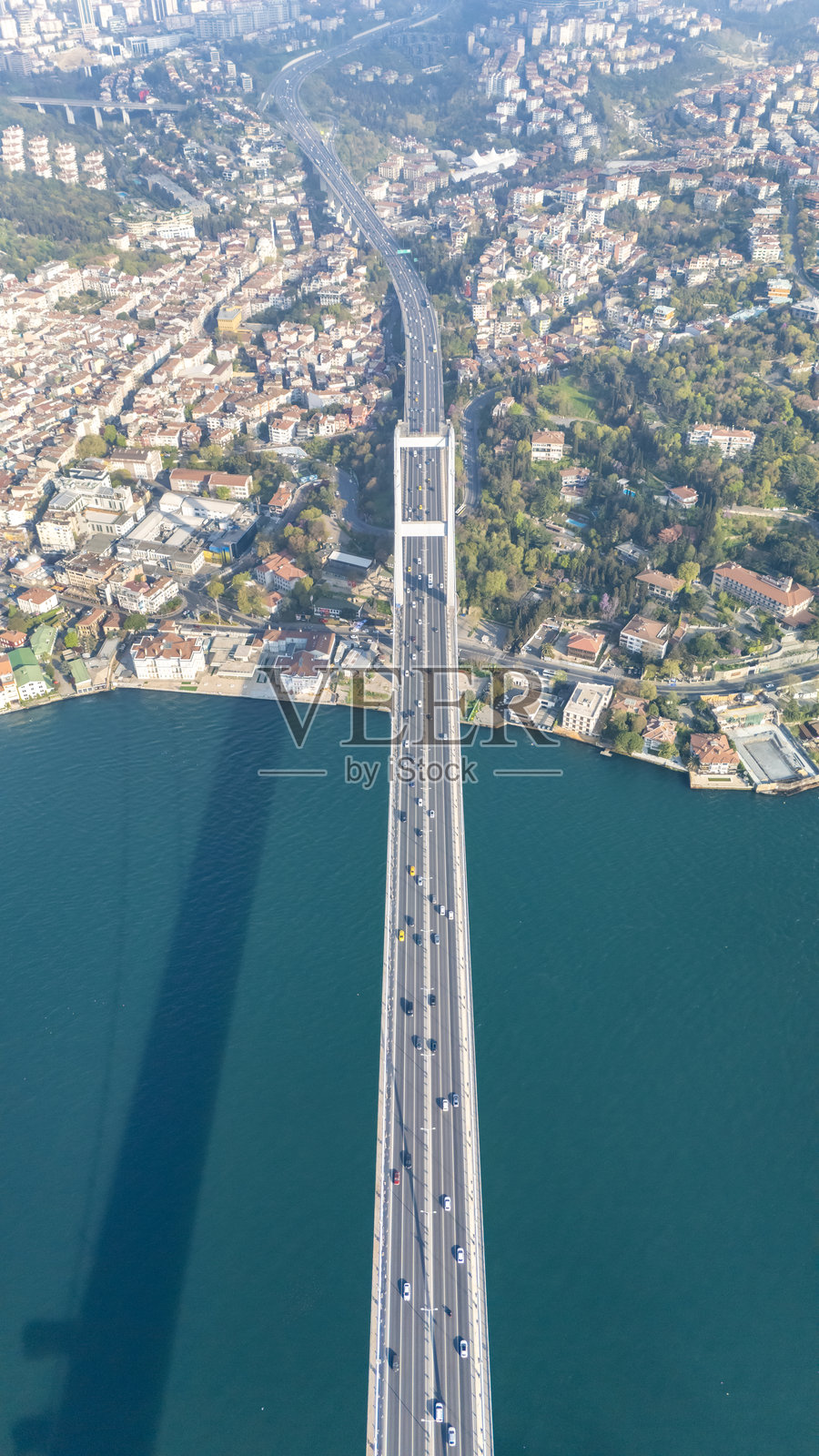 土耳其伊斯坦布尔博阿兹奇桥或15号七月烈士桥的鸟瞰图。照片摄影图片