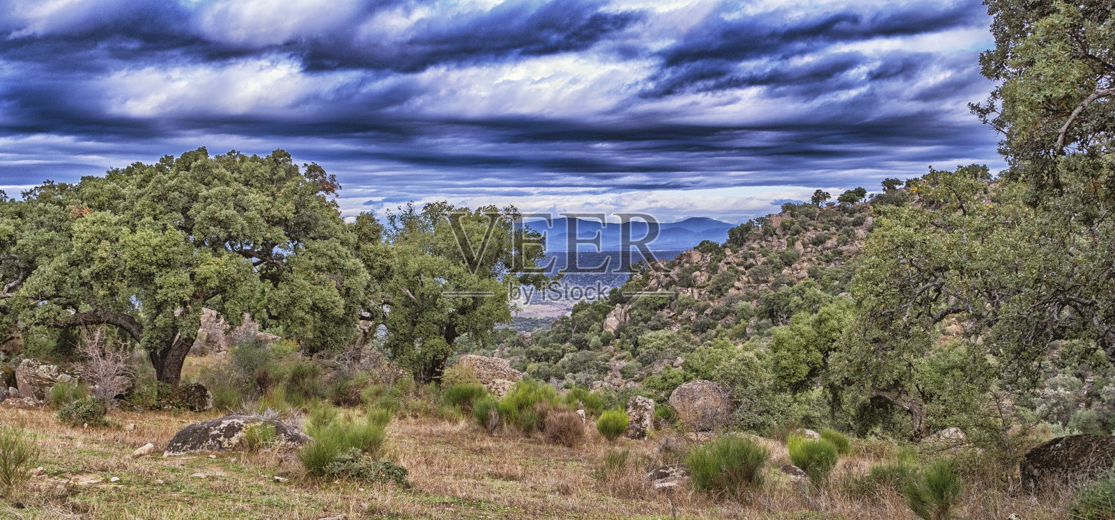 西班牙卡塞雷斯的蒙特·瓦尔科尔切罗与戈尔多山保护景观照片摄影图片