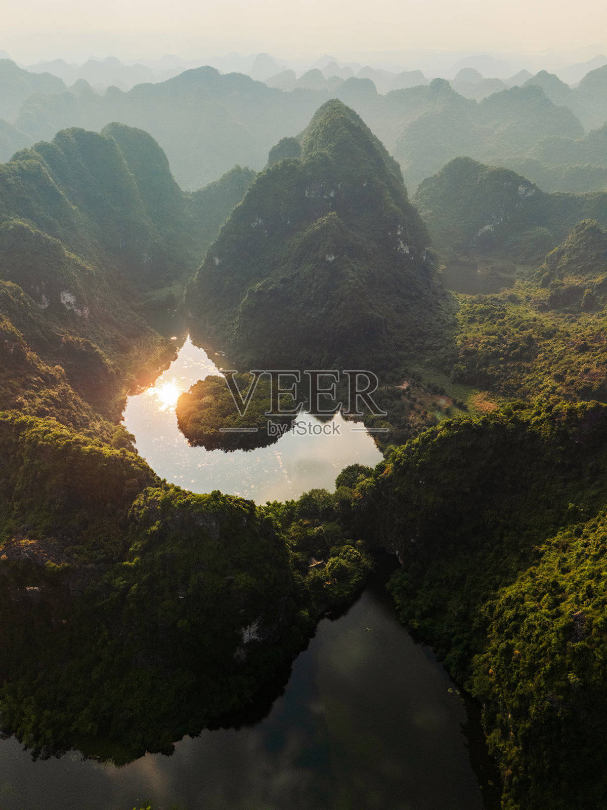 越南北部宁平喀斯特山脉间的河流鸟瞰图照片摄影图片