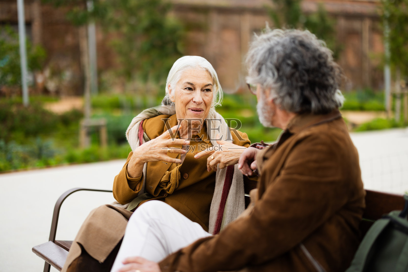 两位老年人在假期中休息,享受交谈时光照片摄影图片