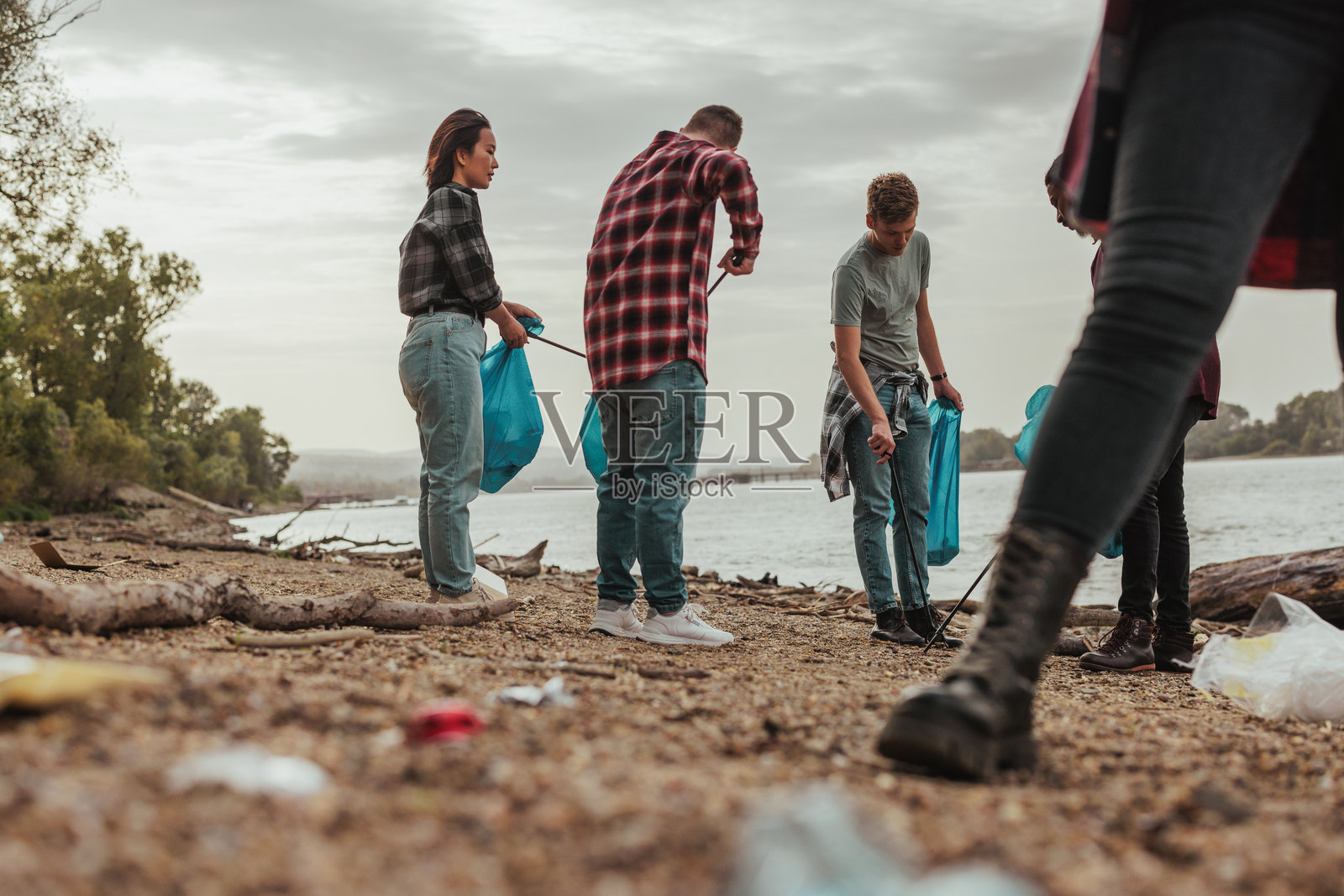 志愿者在清理被污染的河岸照片摄影图片