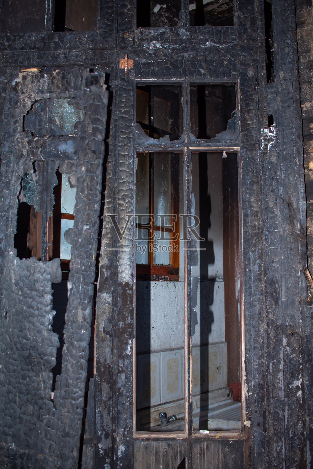 窗框被烧焦并变黑照片摄影图片