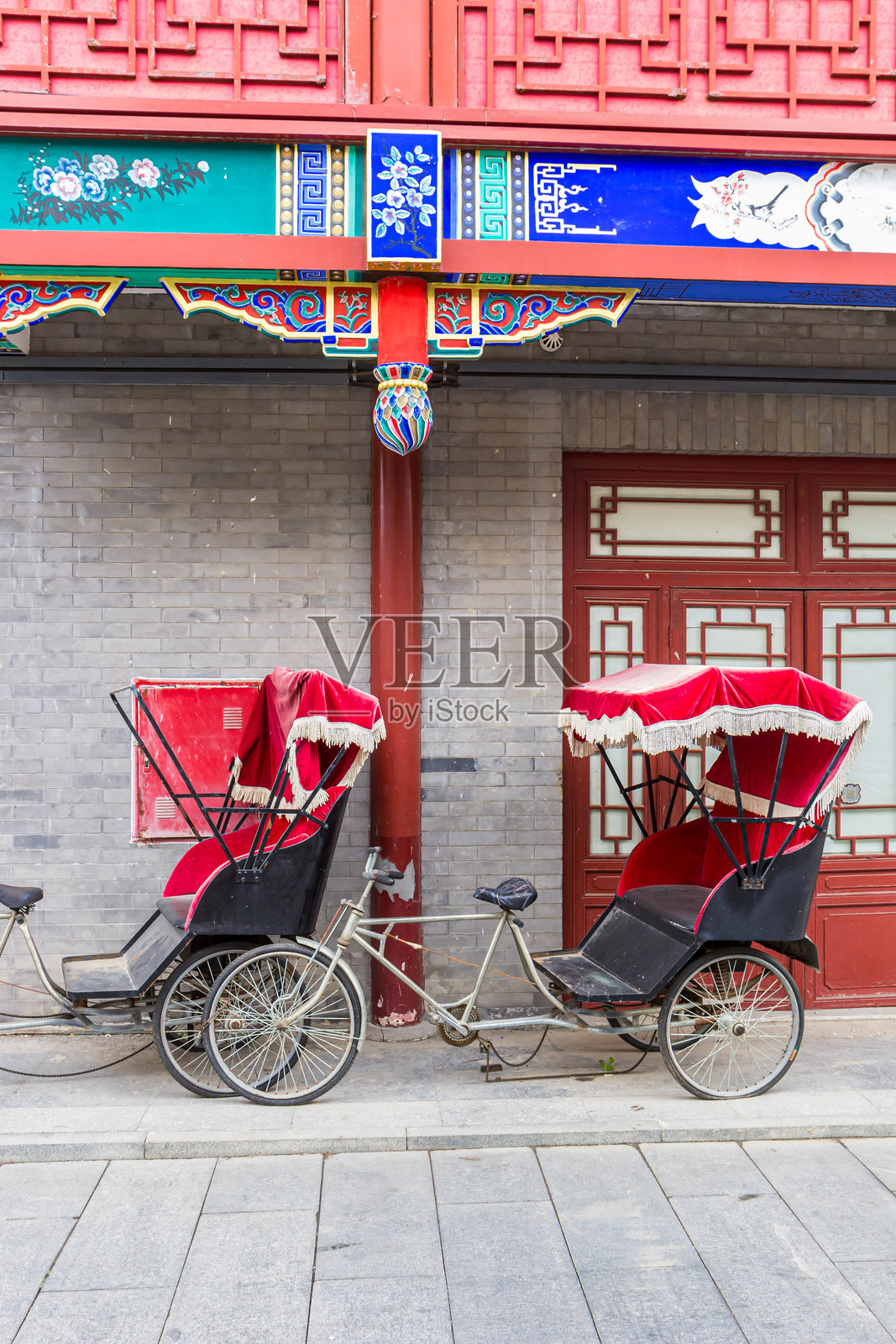 天津杨柳青古镇街头的人力车照片摄影图片