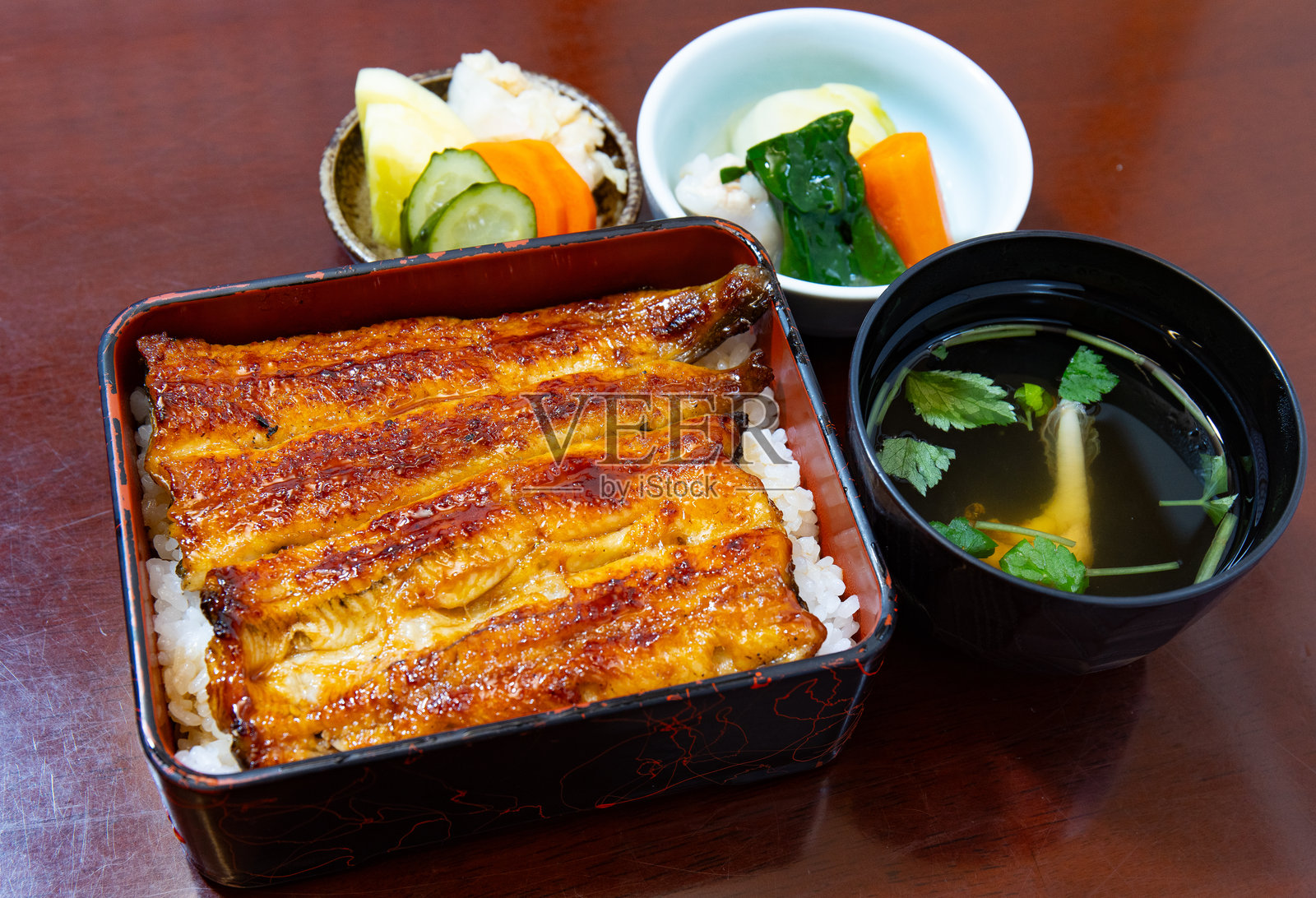 烤鳗鱼配米饭,盛放在漆盒中照片摄影图片