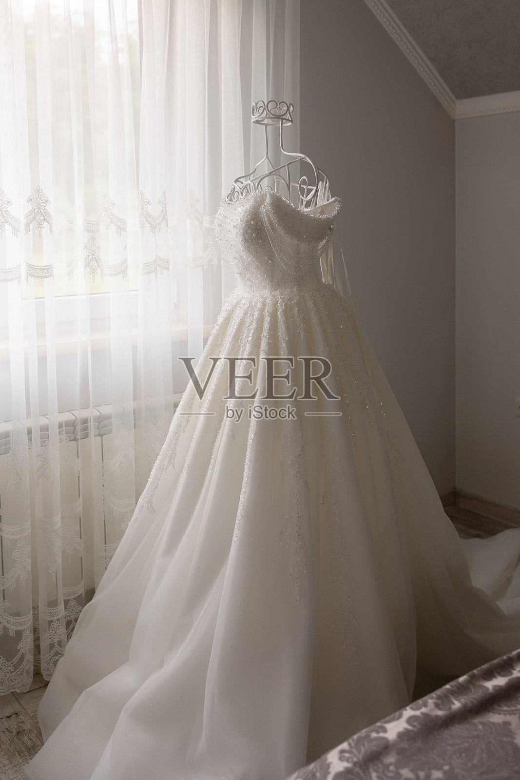 一件白色连衣裙挂在衣架上照片摄影图片