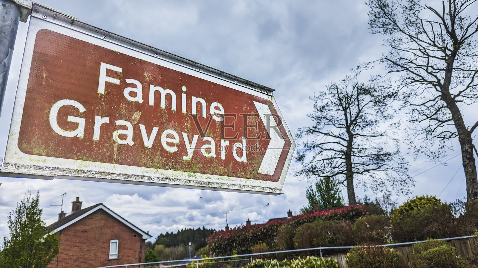 爱尔兰北部伊尔文镇饥荒墓地的标志。照片摄影图片