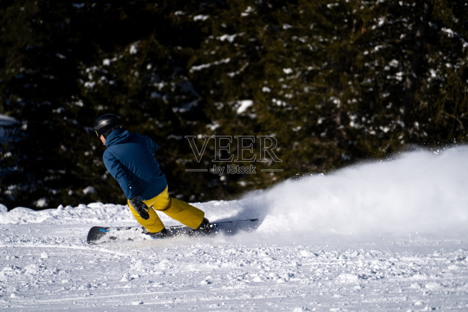 滑雪者在瑞士阿尔卑斯山下滑照片摄影图片