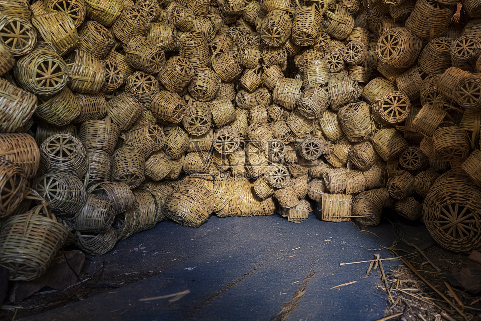 篮子、桶、储物容器和遮阳篷是由人们手工制作的,使用的是从芦苇荡收集的芦苇和各种树枝。照片摄影图片