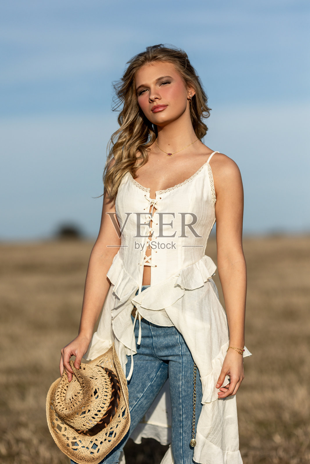 乡村女孩与复古拖拉机上的吉他照片摄影图片