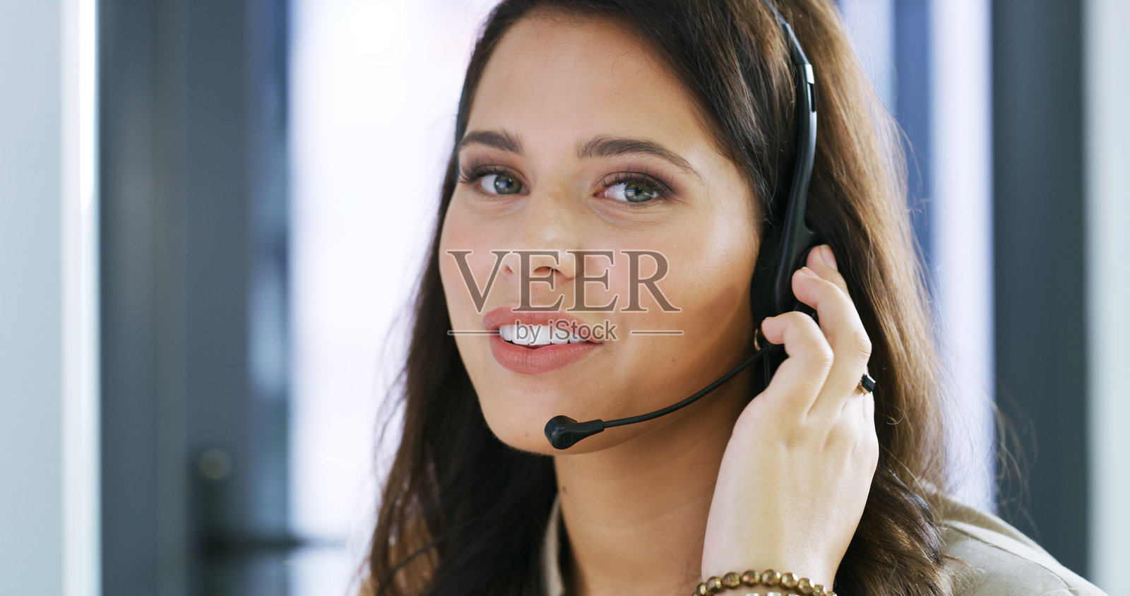 快乐的女性,肖像和带麦克风的耳机,在呼叫中心进行沟通,提供在线建议或支持。面孔,女性或顾问代理微笑着为客户服务、客户关系管理或远程帮助台。照片摄影图片