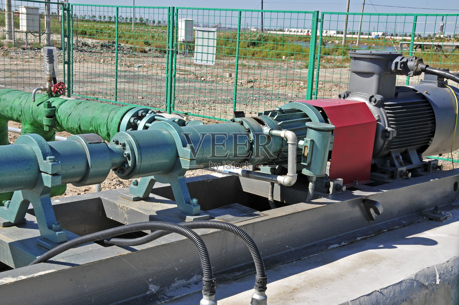 油井钻探管道和阀门照片摄影图片