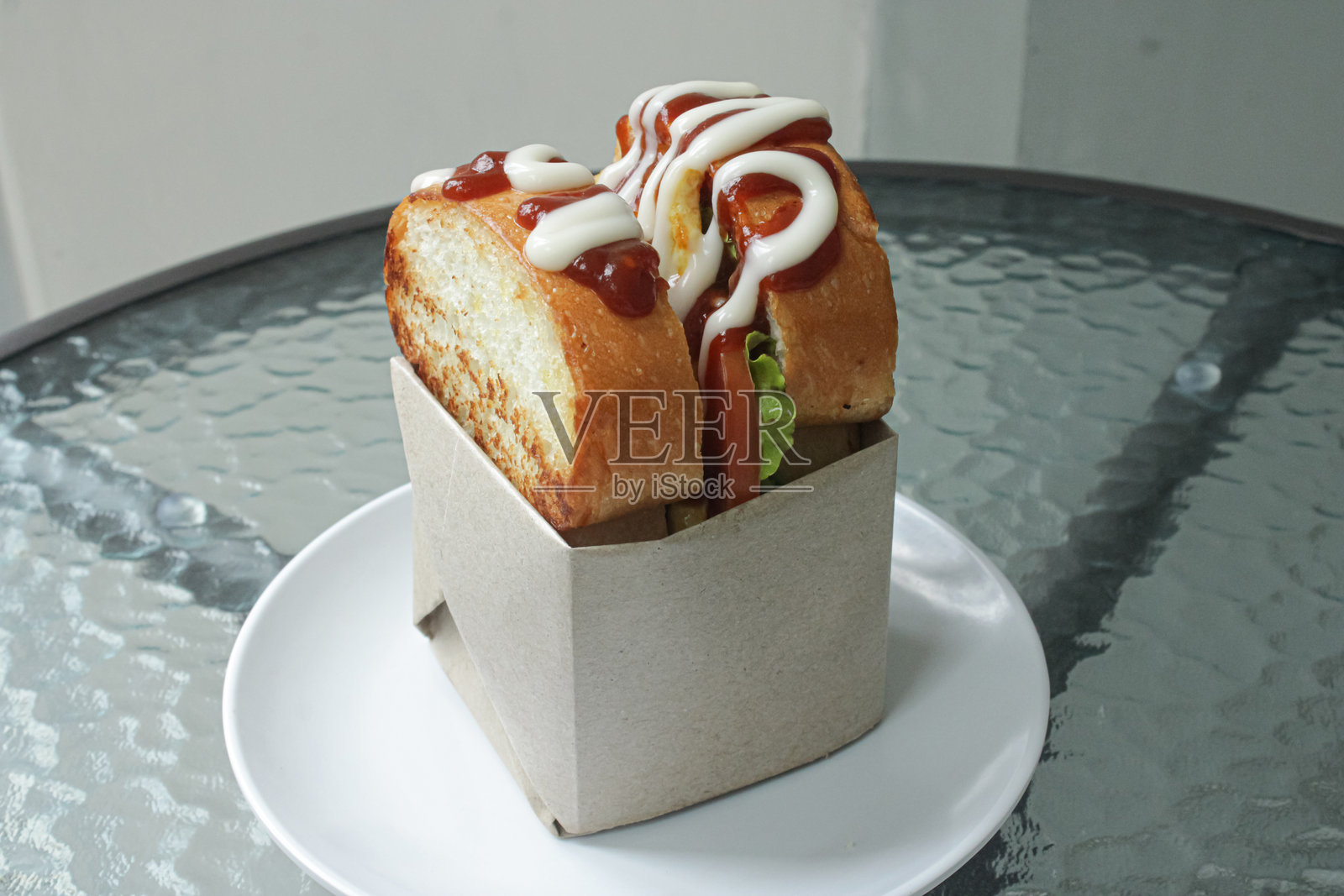 纸盒中的三明治面包,夹有各种馅料的三明治照片摄影图片