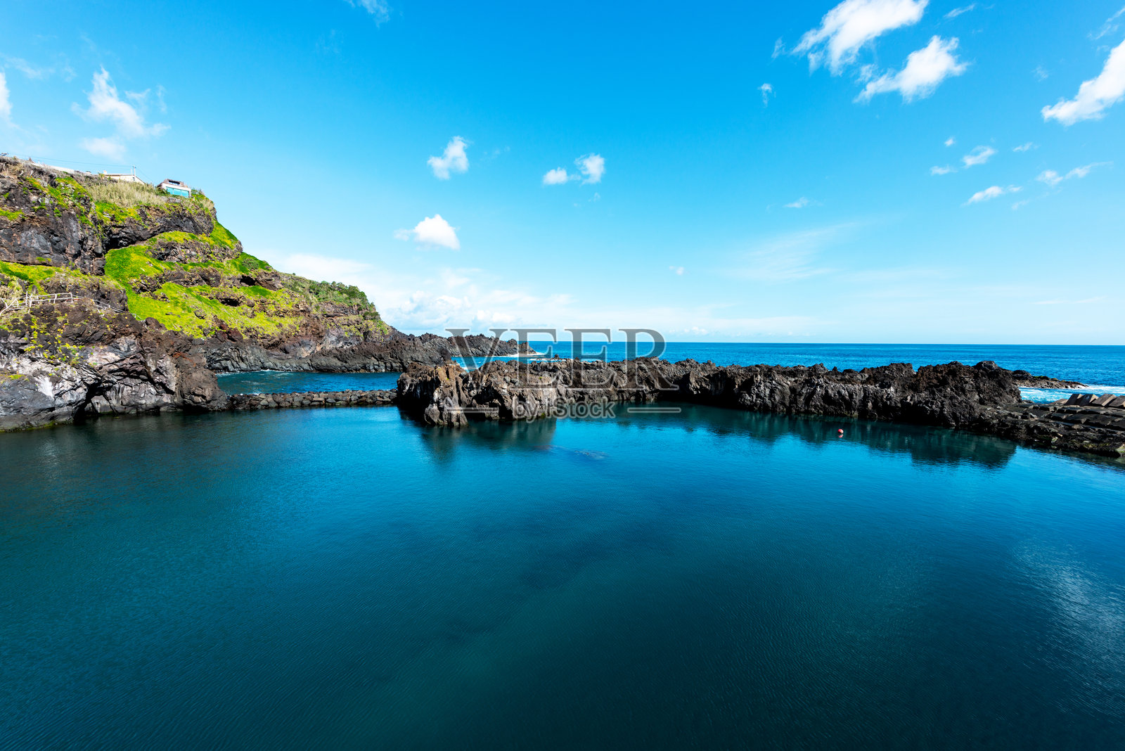 马德拉岛塞伊沙尔的岩石海岸。海洋。海岸。照片摄影图片