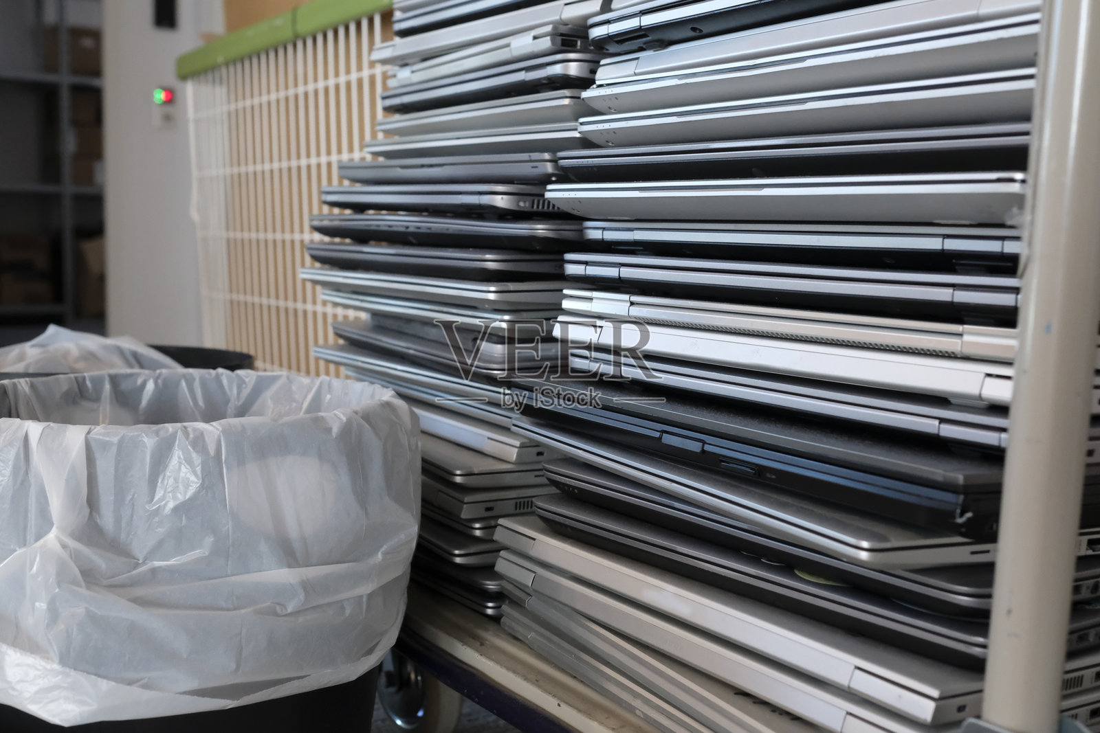 电子废物 - 一堆待丢弃的笔记本电脑照片摄影图片