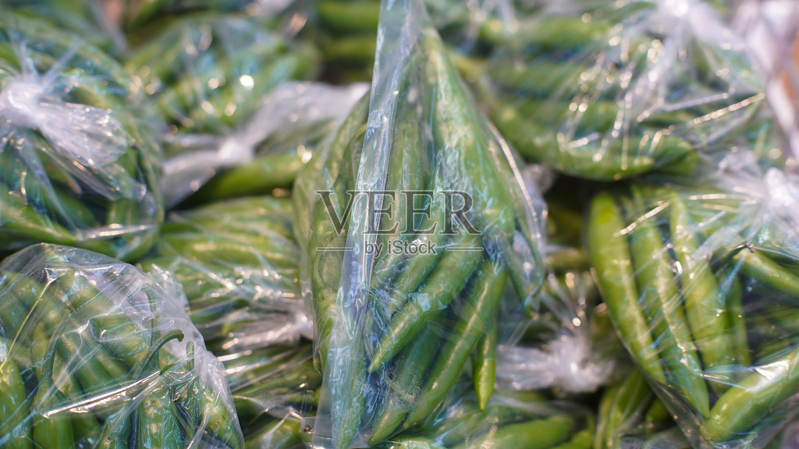 超市出售的装在塑料袋里的辣椒照片摄影图片