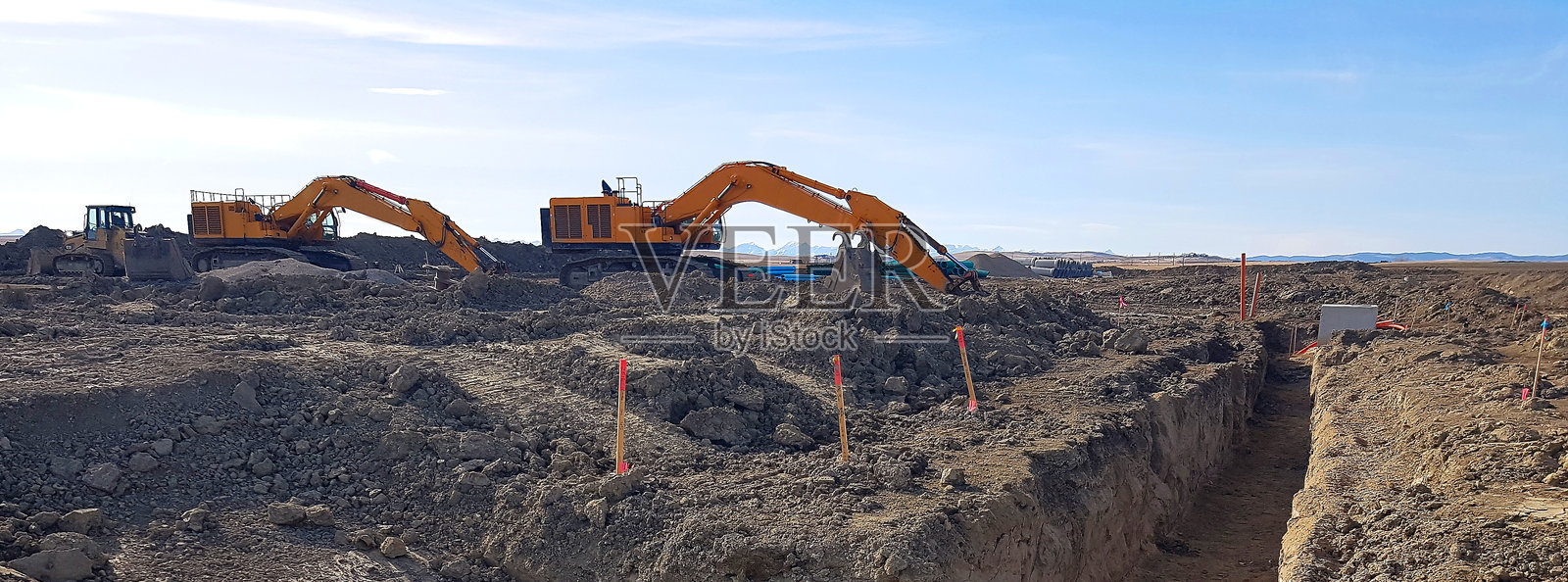 地下住宅电缆和管道的沟槽照片摄影图片