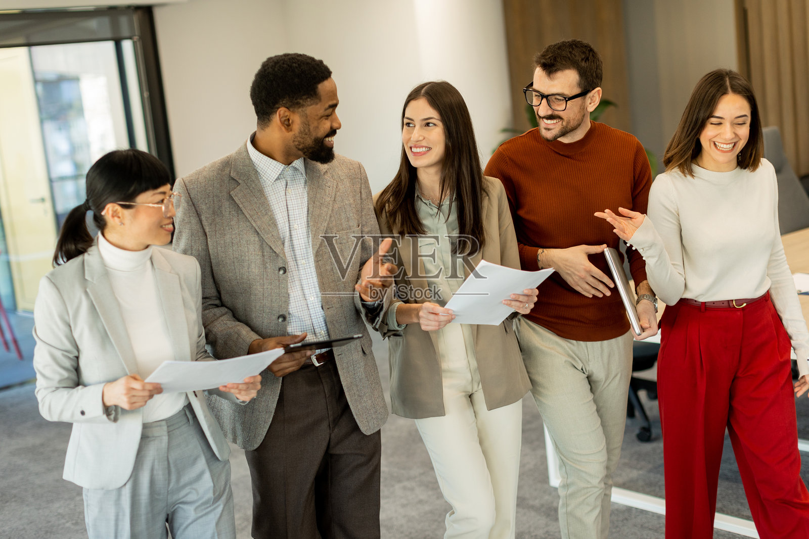 在繁忙的工作日中,在现代办公室环境中进行创意讨论的合作照片摄影图片