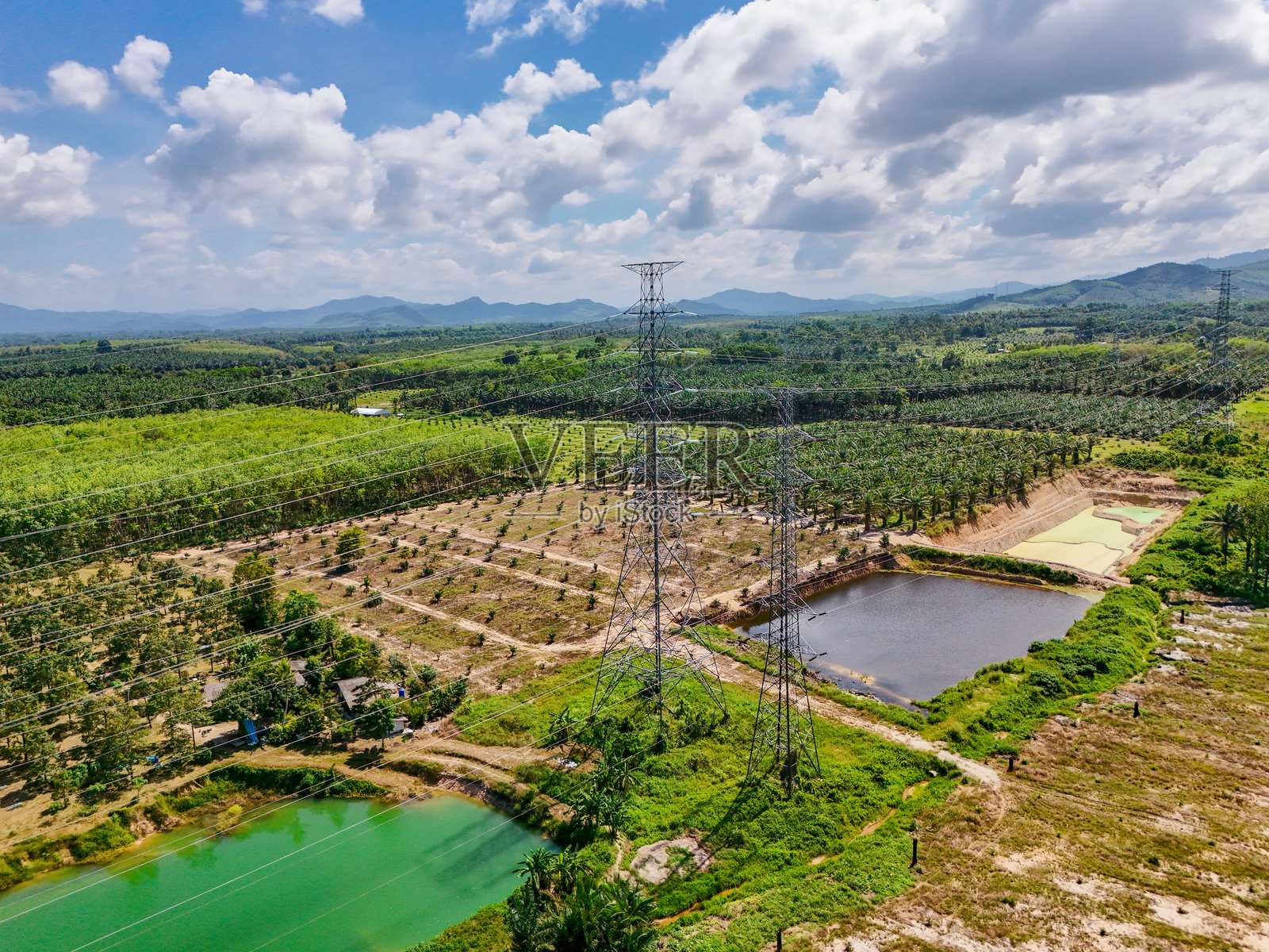 高空视角下的高压电线与美丽的云朵天空。工业用途,电力系统。高压电力。照片摄影图片