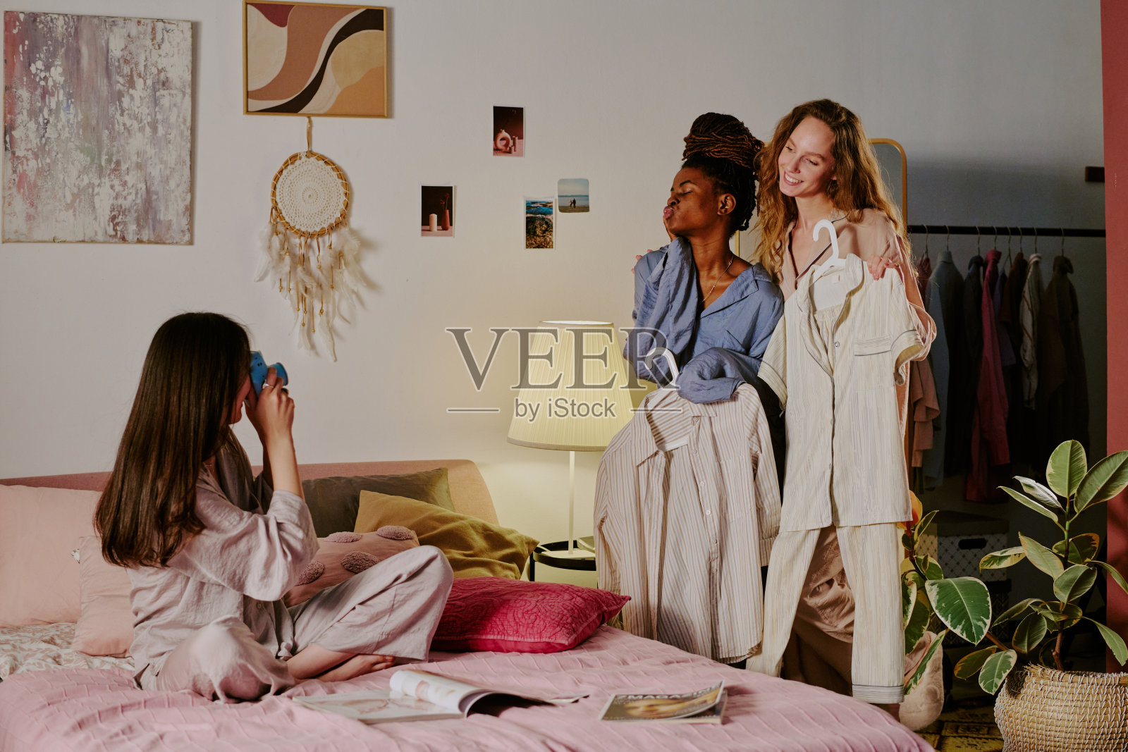 长发女性为她的朋友们拍照照片摄影图片