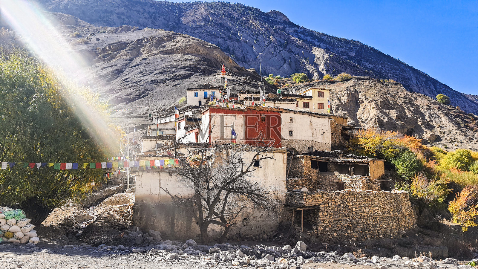 一座位于山下的小古村落。照片摄影图片