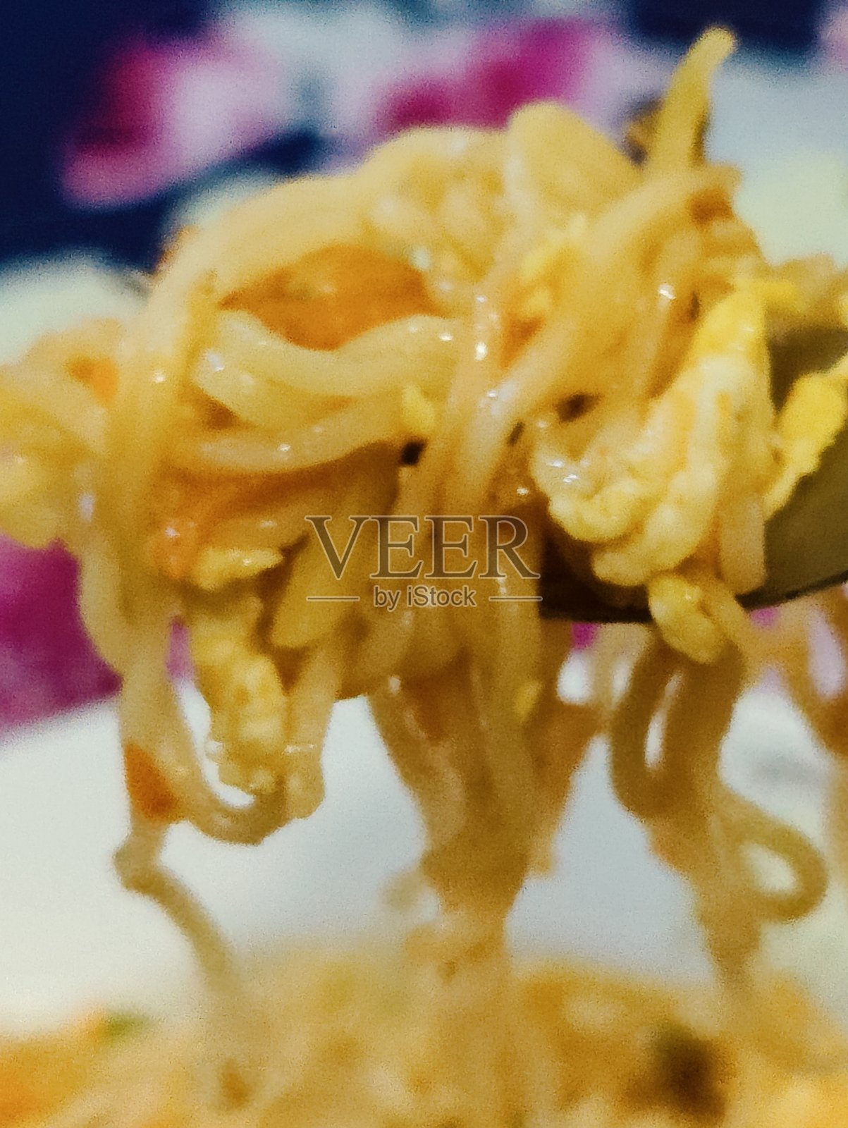 勺子特写从锅中舀起面条,光滑的面条、蒸汽和美味的汤汁细节,休闲用餐场景。照片摄影图片