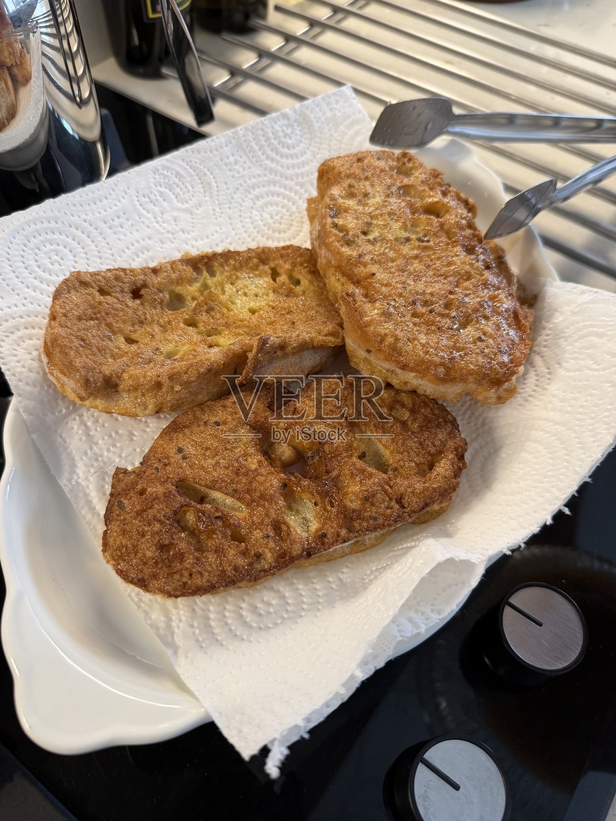 土耳其蛋面包。它在土耳其语中叫做Yumurtali Ekme。法式吐司。土耳其和阿拉伯传统早餐,烤或煎的蛋面包。照片摄影图片