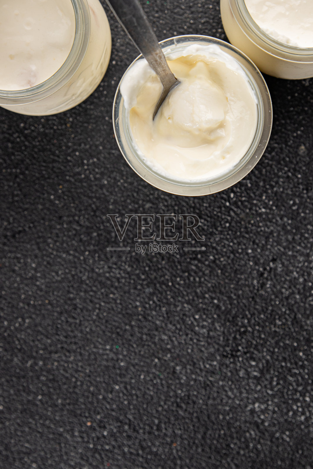 新鲜美味的斯基尔白酸奶开胃菜,餐桌上的美食背景,乡村风格的食物俯视图,留白空间,适合生酮和古饮食的素食食品。照片摄影图片