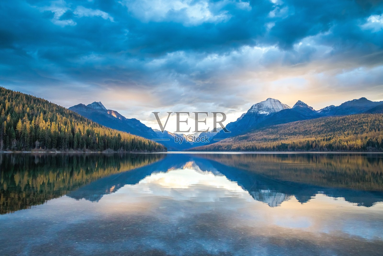 鲍曼湖上的阴郁倒影照片摄影图片