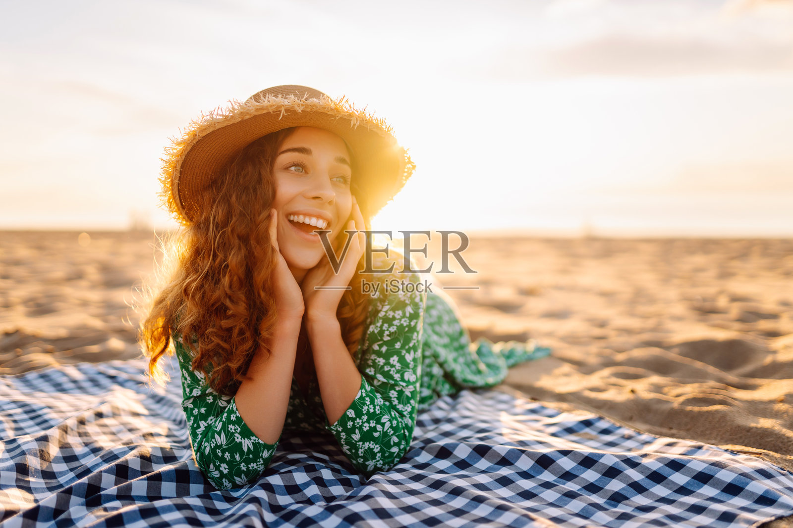 年轻女性在美丽的海边享受轻松的假期。照片摄影图片