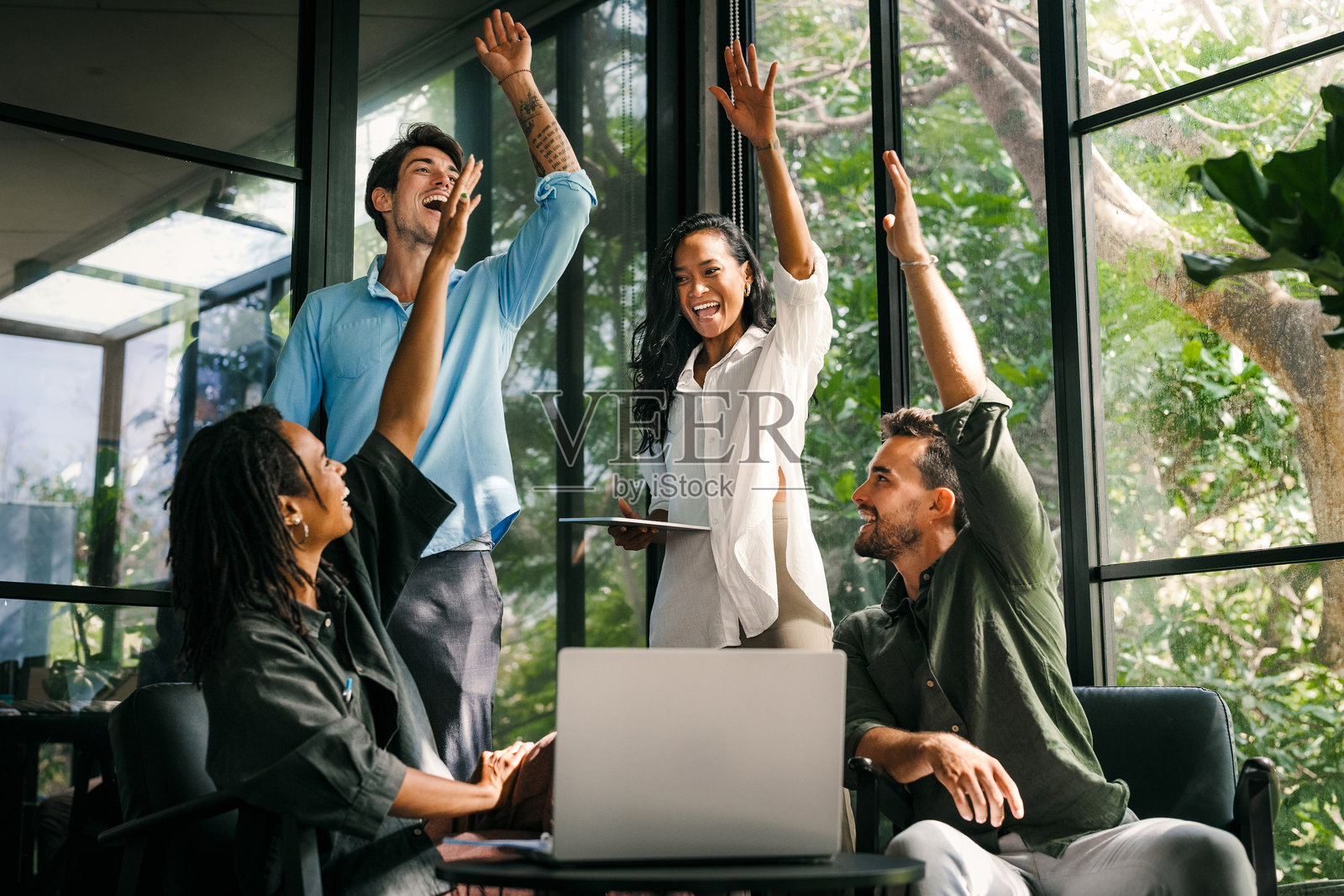 一群成功的多元文化企业家和商界人士共同实现目标照片摄影图片