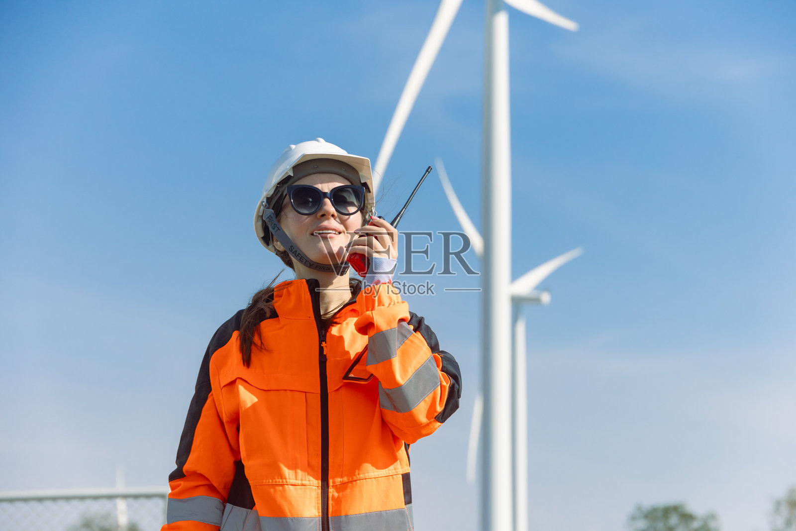 工程技术人员检查风力发电站的服务维护工作,确保清洁电力供应照片摄影图片