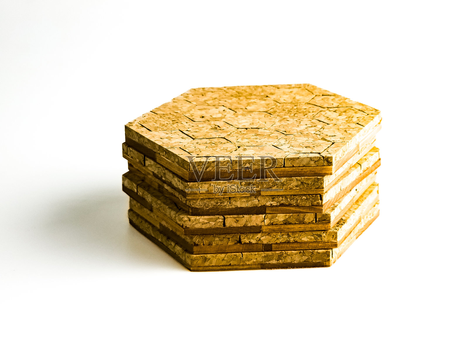 六角形的软木热垫堆叠在白色背景上照片摄影图片