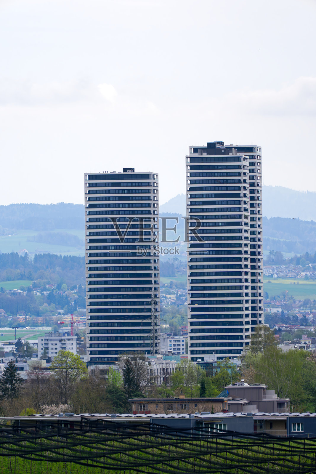 高角度俯瞰风景如画的景观,背景是瑞士城市杜本多夫的天际线,春季的阴云午后。照片摄影图片