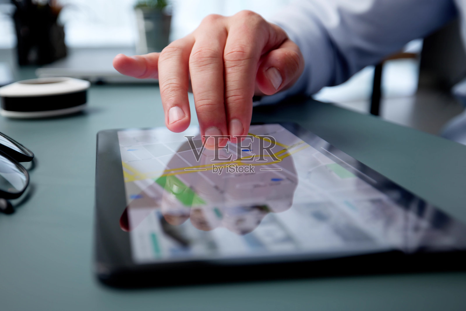 在电脑上进行在线房地产搜索照片摄影图片